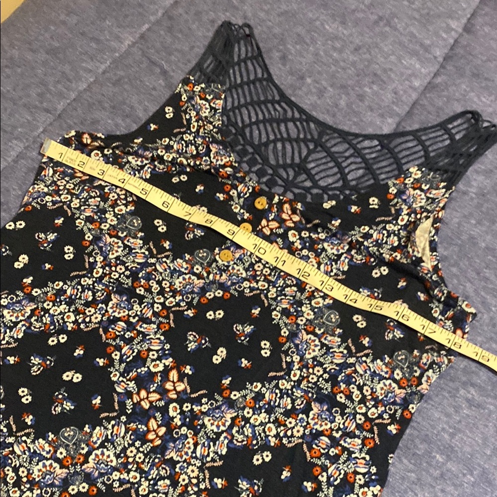 Sleek Navy Floral Tank Top for Effortless Style - Picture 5 of 8